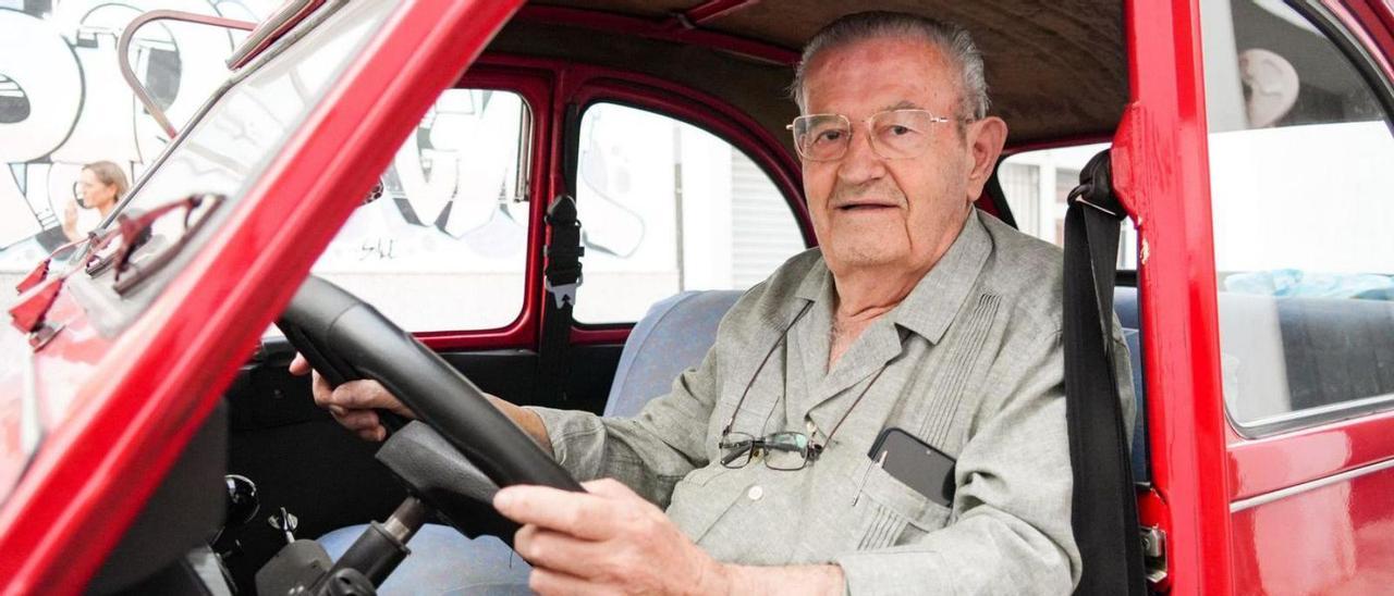 Marcial Luna, a sus 82 años, sigue conduciendo su flamante 2CV con soltura.