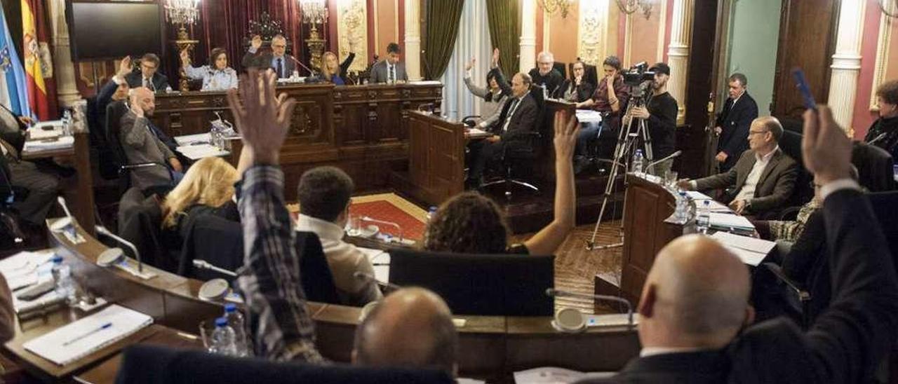 Momento de la votación para aprobar la moción sobre la variante exterior del AVE. // Brais Lorenzo