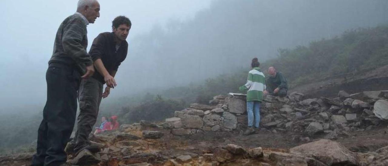 Picón (segundo por la izquierda), en una excavación arqueológica en Xermade (Lugo).