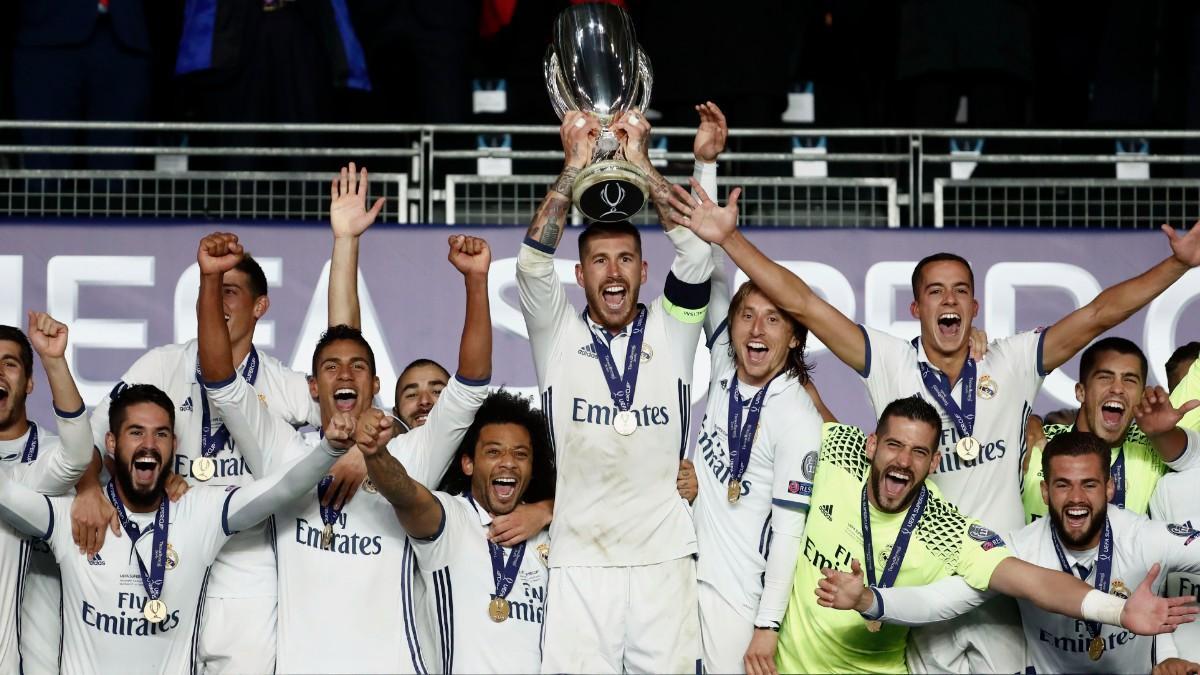 El Real Madrid celebra la Supercopa de Europa conseguida en 2016