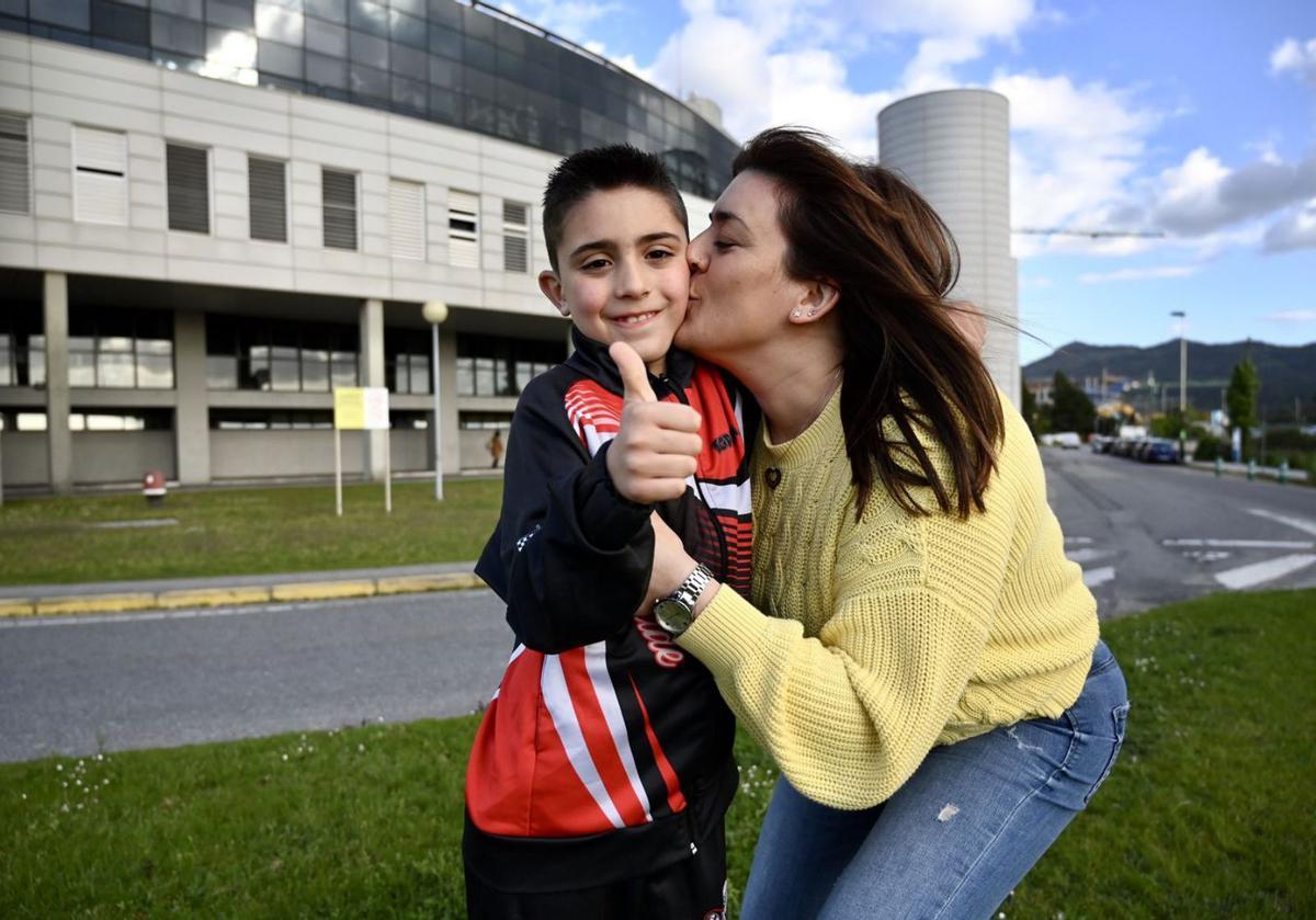 Esther con su hijo Izan, delante del hospital Montecelo para vacunarse contra el COVID.   | // RAFA VÁZQUEZ