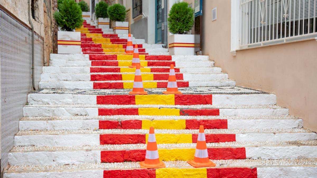 Los operarios de la brigada de Calp han repintado la escalera