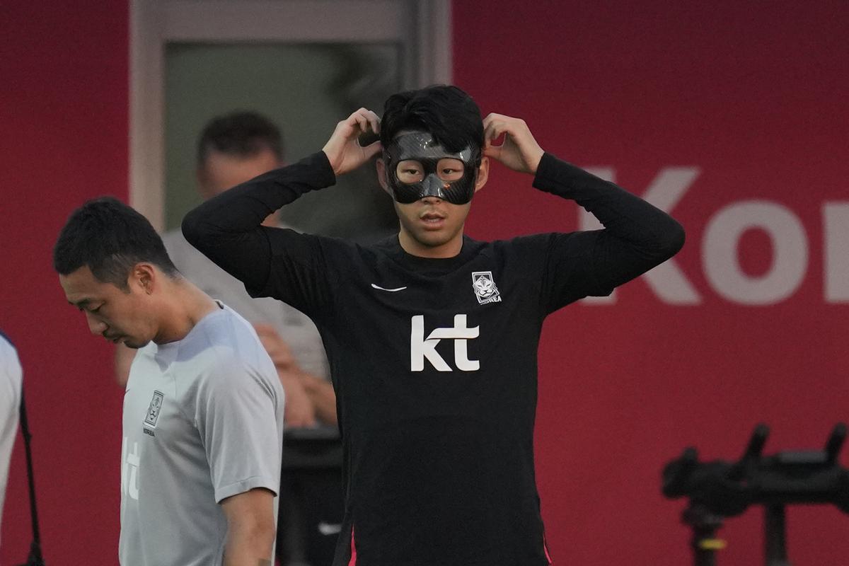 Son Heung-min, jugador del Tottenham y de Corea del Sur, con una máscara de protección como la de Mbappé, en el Mundial de Qatar.