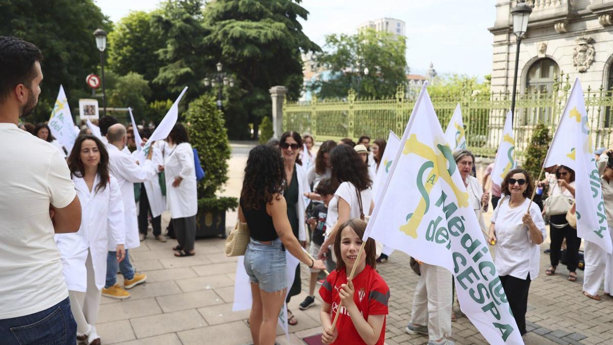 La negativa de los radiólogos y anestesistas a las horas extra deja en el aire miles de pruebas semanales y unas 80 operaciones