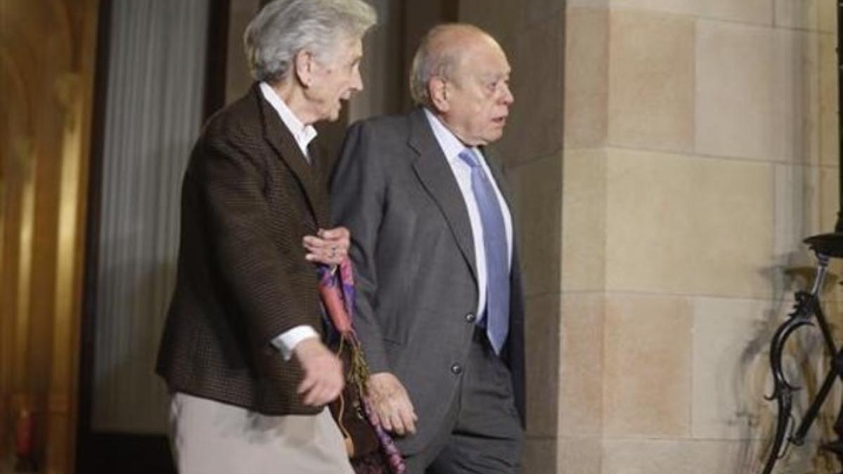 Marta Ferrusola y Jordi Pujol, en el Parlament, en febrero del 2015.