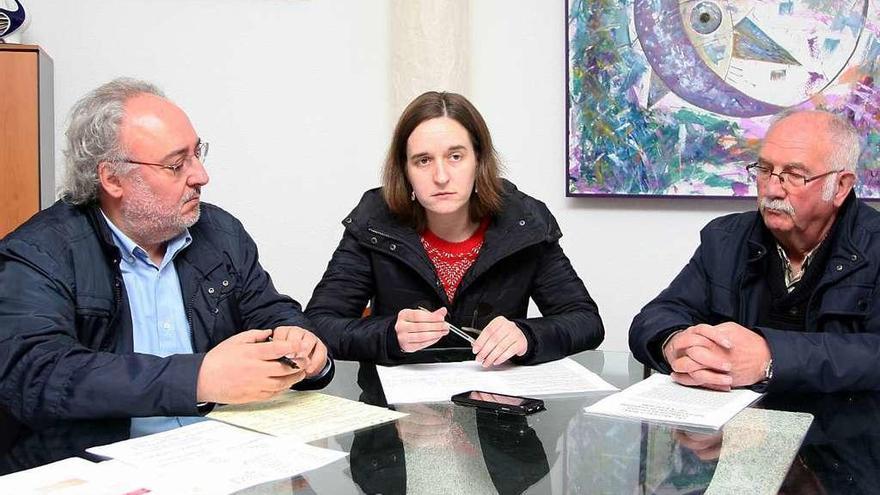 Guillermo Meijón, Belén Louzao y Manuel Fernández, ayer, en la sede del PSOE. // Bernabé/J.Carlos Asorey