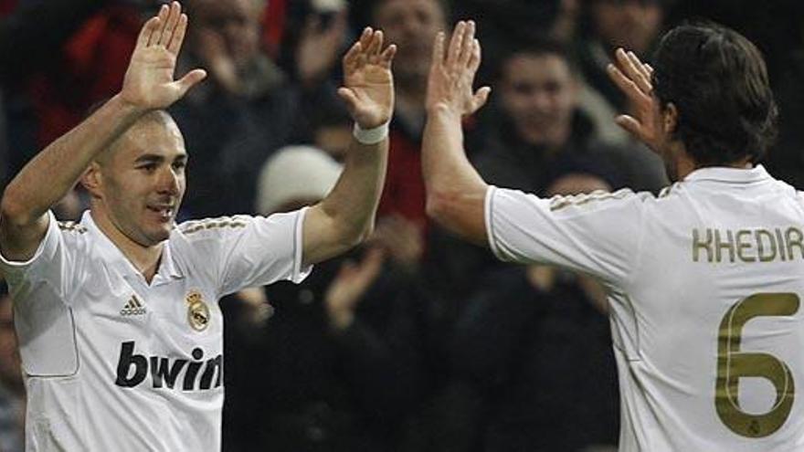 Benzema y Khedira celebran el gol del francés.