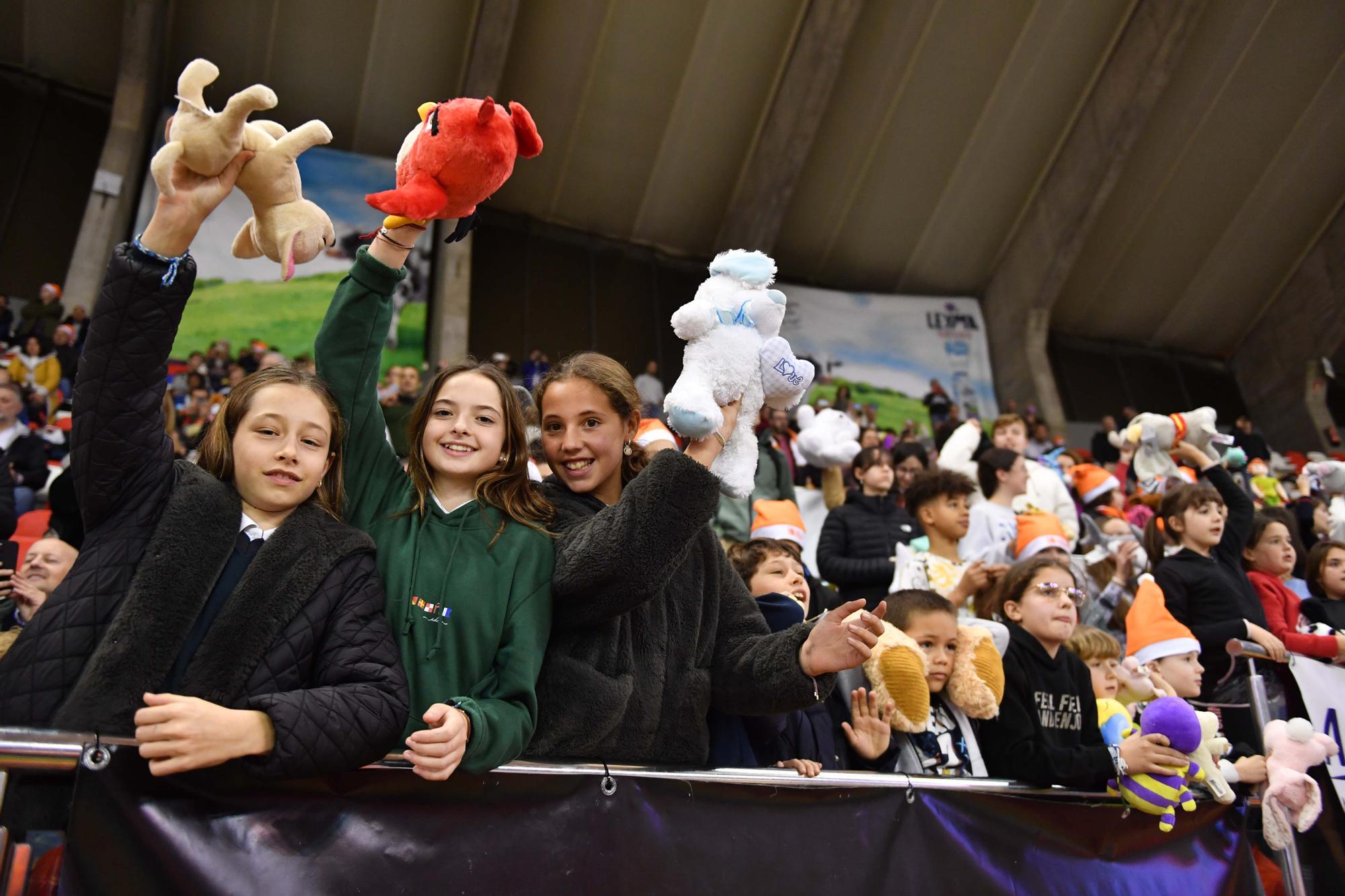 Lluvia de peluches en el partido del Leyma Coruña