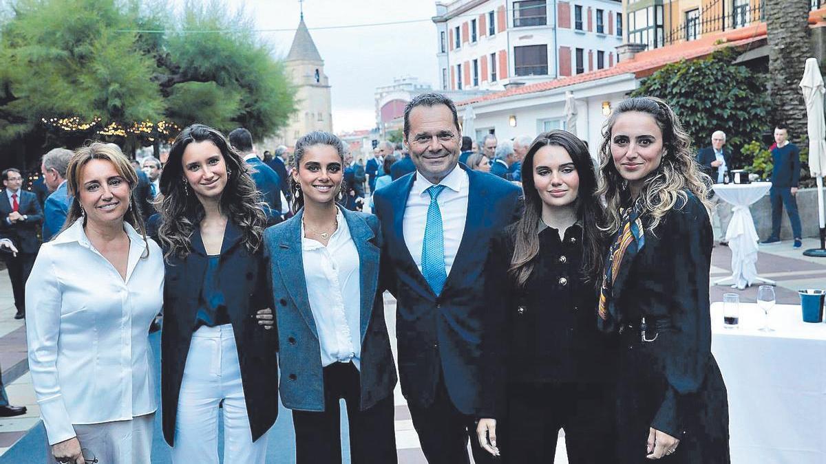 Obdulia Fernández y Víctor Madera con sus cuatro hijas, posando en el Club de Regatas de Gijón: por la izquierda Marta, Jimena, Carlota y Claudia.