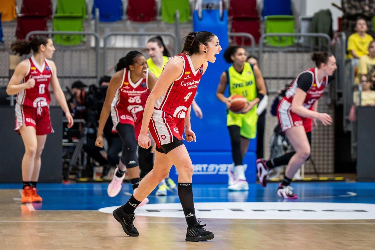 Mariona Ortiz celebra con rabia una canasta del Casademont, lo mismo que Mawuli al fondo.