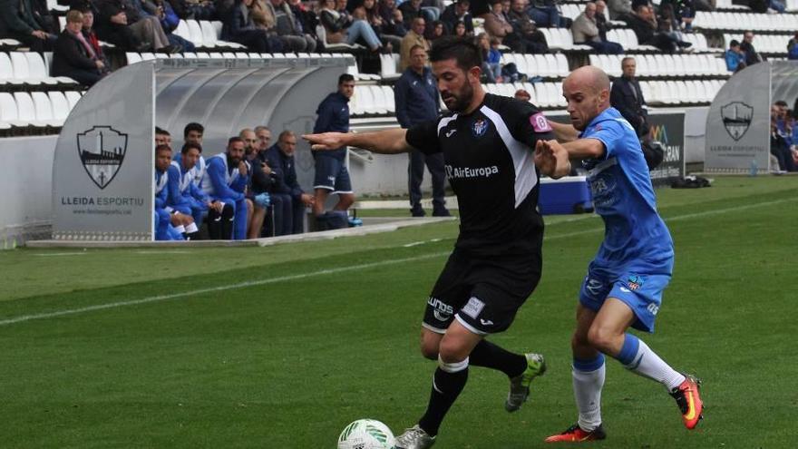 Biel Guasp conduce el balón durante un partido de este curso en Lleida.