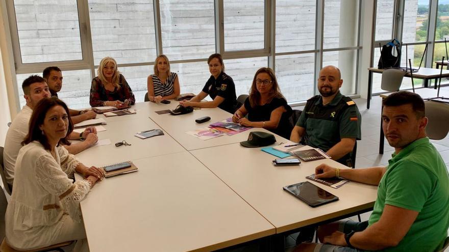 Por la izquierda, Patricia Antuña, Óscar García, Fernando Martínez, Aurora Cienfuegos, Susana Madera, Ana Álvarez García, Eva Montes, Luis López, y Saúl Ordiales, ayer, durante la reunión en Lugones.