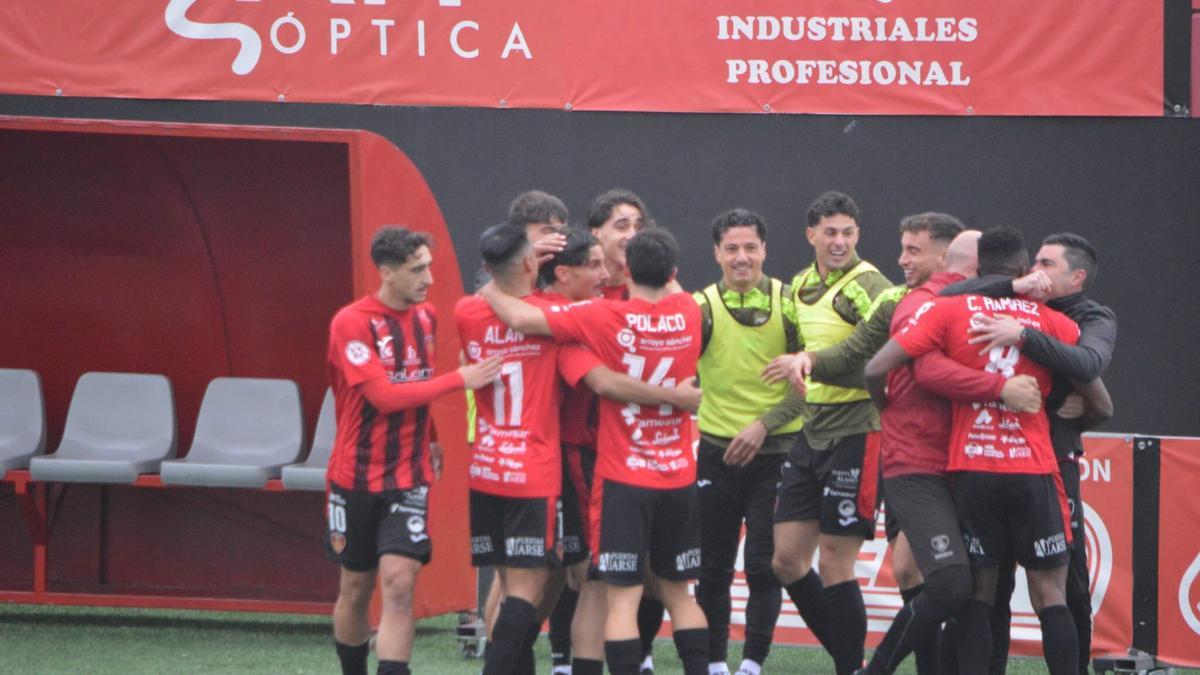 Jugadores del Salerm celebran uno de sus goles en Segunda RFEF.
