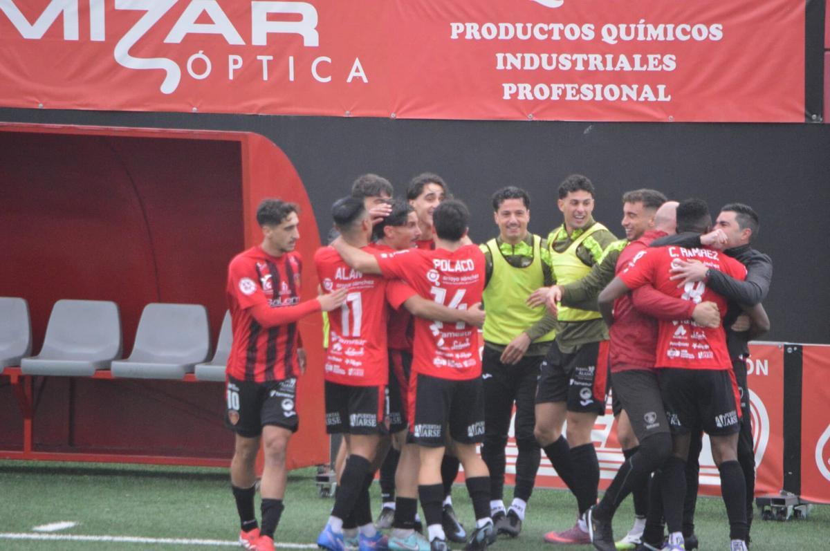 Jugadores del Salerm celebran uno de sus goles en Segunda RFEF.