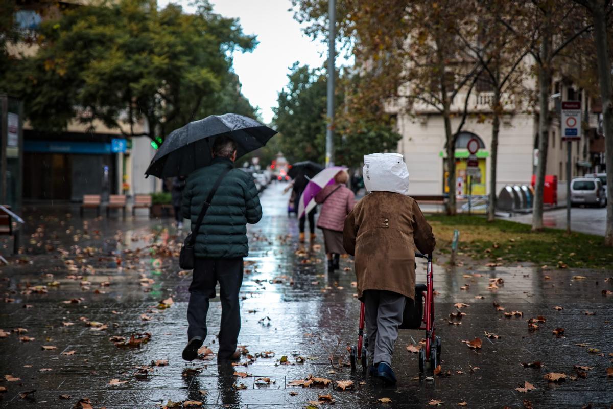 Un hombre camina con un paraguas en Barcelona. El séptimo gran temporal de la temporada ha traído viento, oleaje, nevadas y lluvias a las cuatro provincias catalanas, que vivirán un descenso en las temperaturas. 