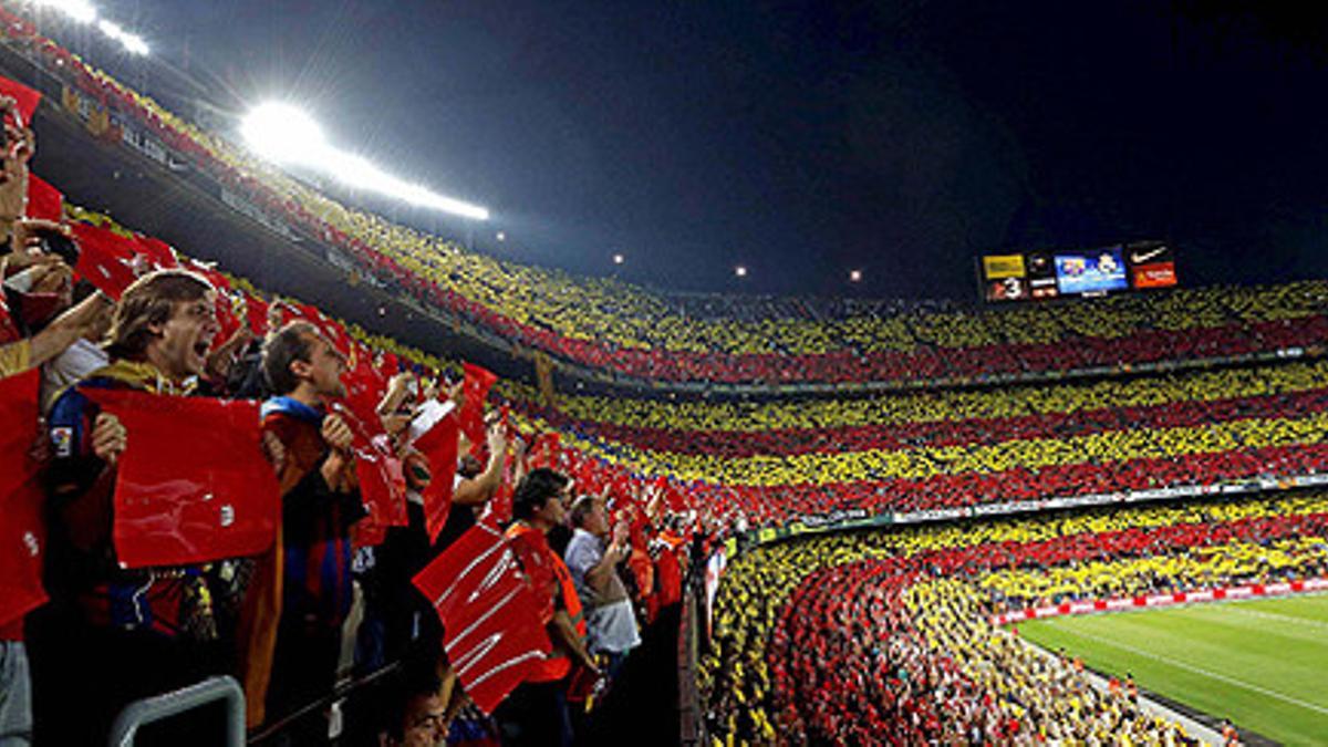 Vista de la grada en el momento en que el Camp Nou ha ondeado las 'estelades' y ha coreado &quot;Independencia&quot;.