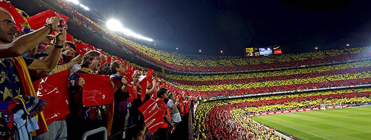 Vista de la grada en el moment en què el Camp Nou ha fet onejar les estelades i ha corejat independència. Vista de la grada en el moment en què el Camp Nou ha fet onejar les estelades i ha corejat independència.