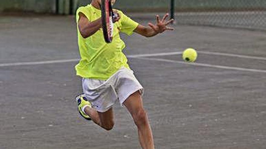 Jorge Perez remata en la red un punto de la final benjamín.