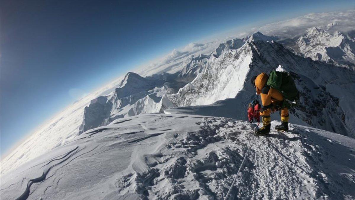 Montañeros ascendiendo por la cara sur del Everest