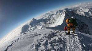 Montañeros ascendiendo por la cara sur del Everest