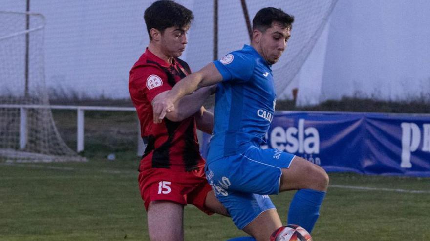 Un jugador del CD Villaralbo controla el esférico ante un rival. | |  J. L. F.