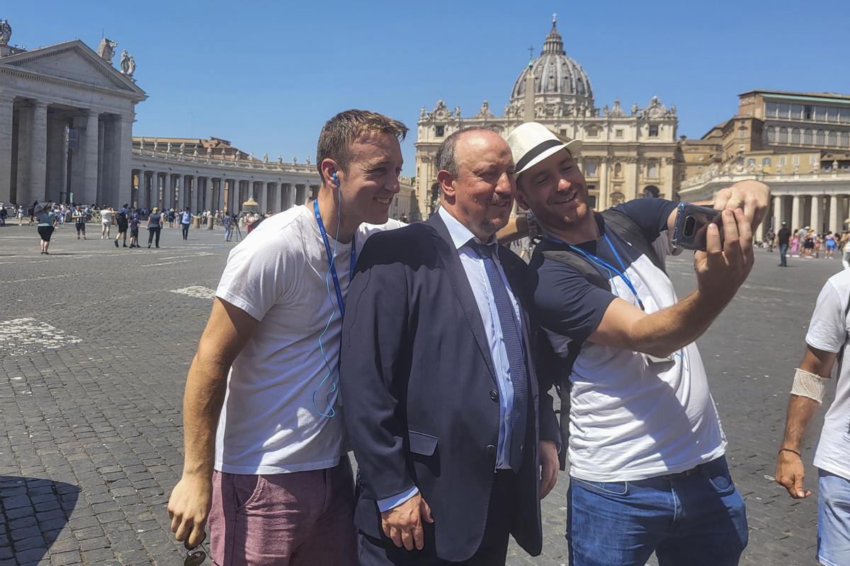 Rafa Benítez se hace un selfie con dos aficionados en la plaza de San Pedro del Vaticano. Visita del Celta al papa Francisco. 10 julio 2023. Cristina Cabrejas