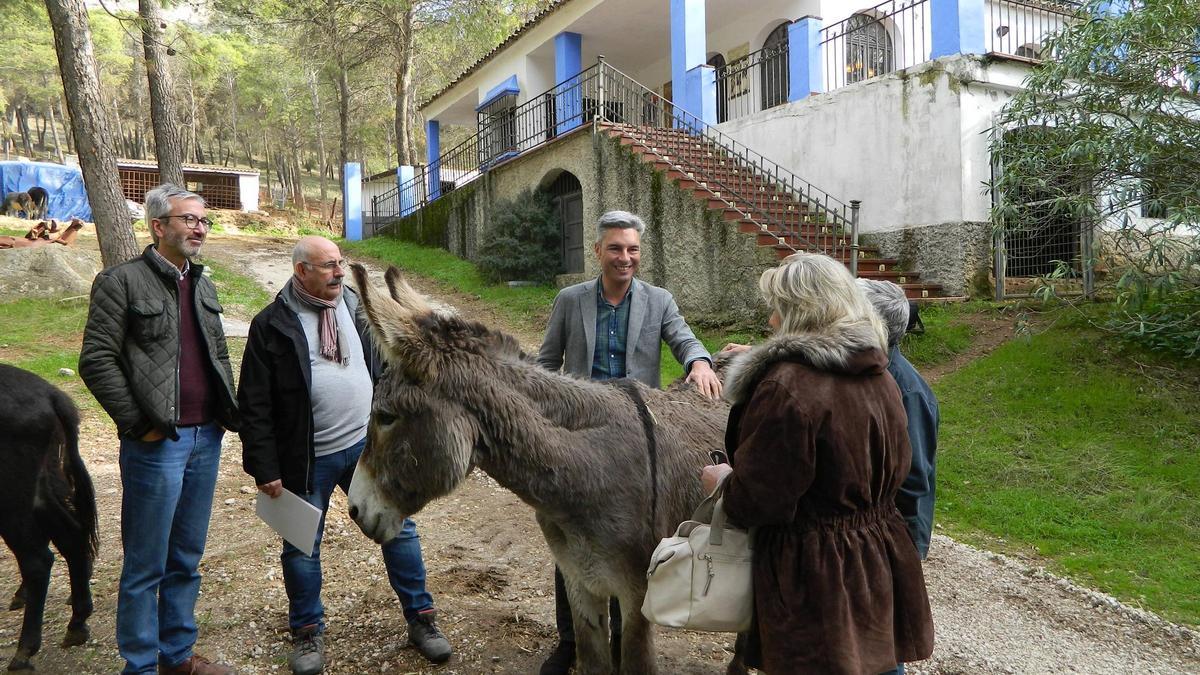Autoridades en la reserva de burros de Adebo.