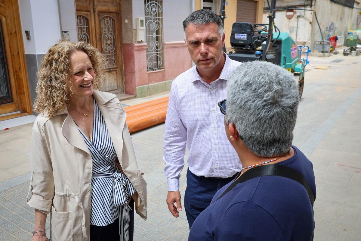 Folgado y Gozalvo dialogan con una vecina de la calle Sant Onofre.