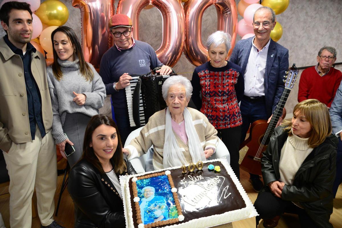 Otro momento de la celebración de ayer en Cangas con la tarta con su foto.