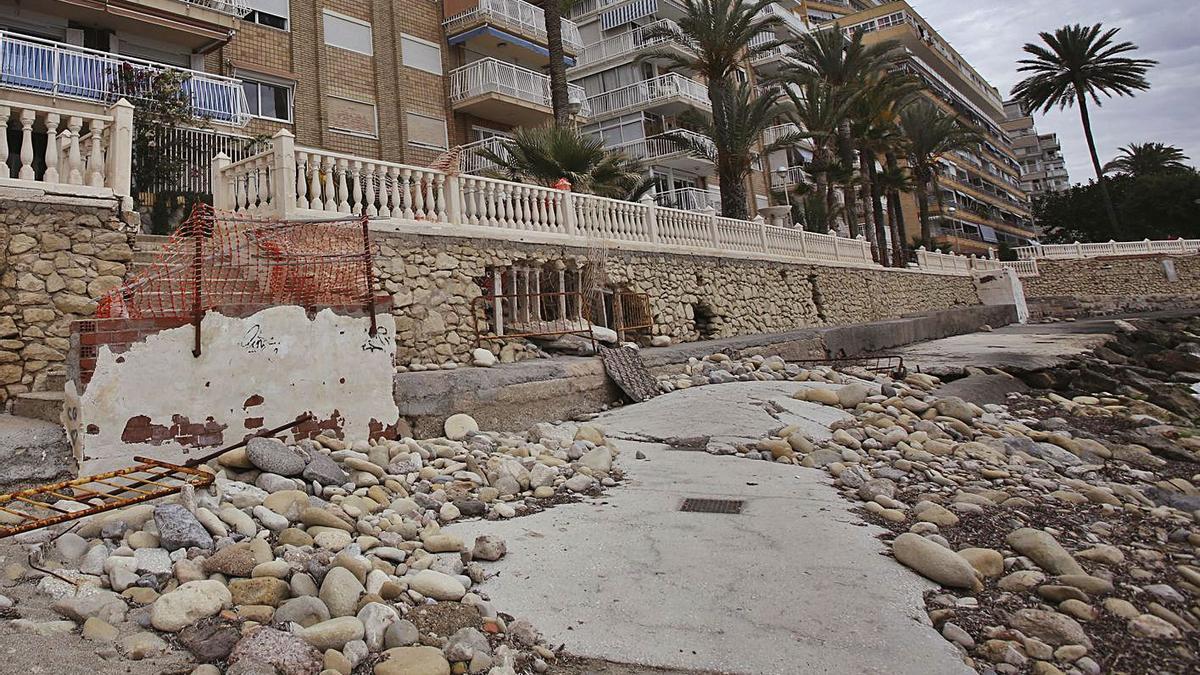 El temporal destrozó el muro de una urbanización y un banco cayó al vacío, donde sigue. | PILAR CORTÉS