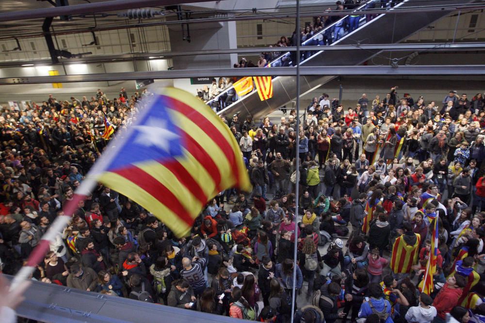 Manifestants tallen les vies del TAV a l'estació de Girona