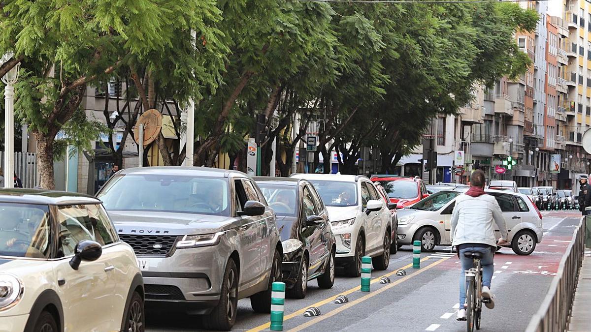 Cola de vehículos en la avenida Juan Carlos I en paralelo al nuevo carril bici. |