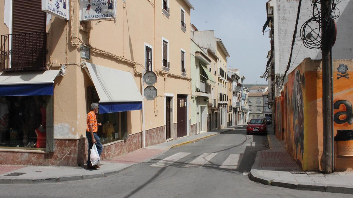 Vista de la calle Juana de Teba, en la que se intervendrá con el PFEA.