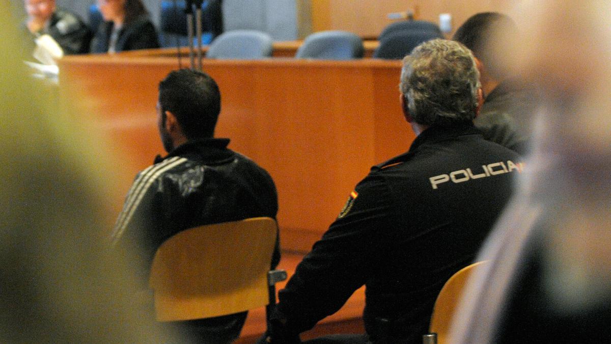 Uno de los acusados del crimen, de espaldas durante el juicio