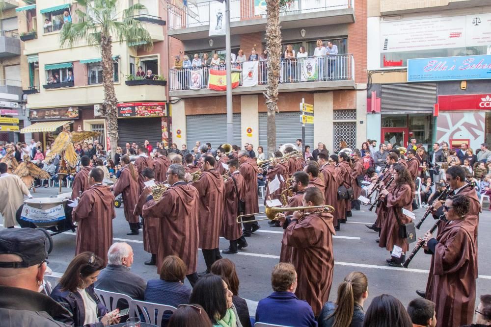 Las diez comparsas del bando de la media luna desplegaron sus armas en la Entrada que reunió a miles de espectadores en la calle Alicante y Ancha de Castelar.