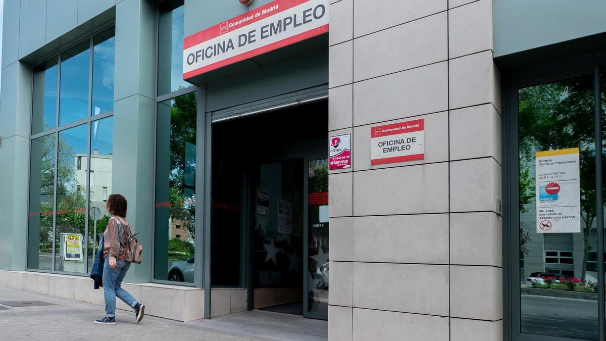 Una persona sale de la oficina del SEPE de Méndez Álvaro, en Madrid.