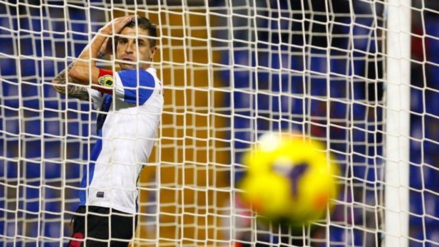 Portillo, con el brazalete de capitán, durante un partido en el Rico Pérez