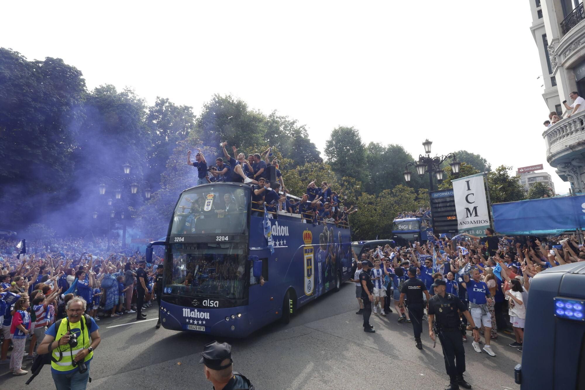 Locura azul en las calles de Oviedo para celebrar el ascenso del equipo a Primera División
