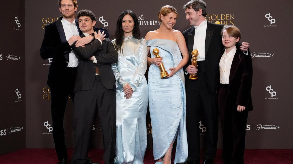 Chloé Zhao junto al elenco de Hamnet en los últimos Globos de Oro
