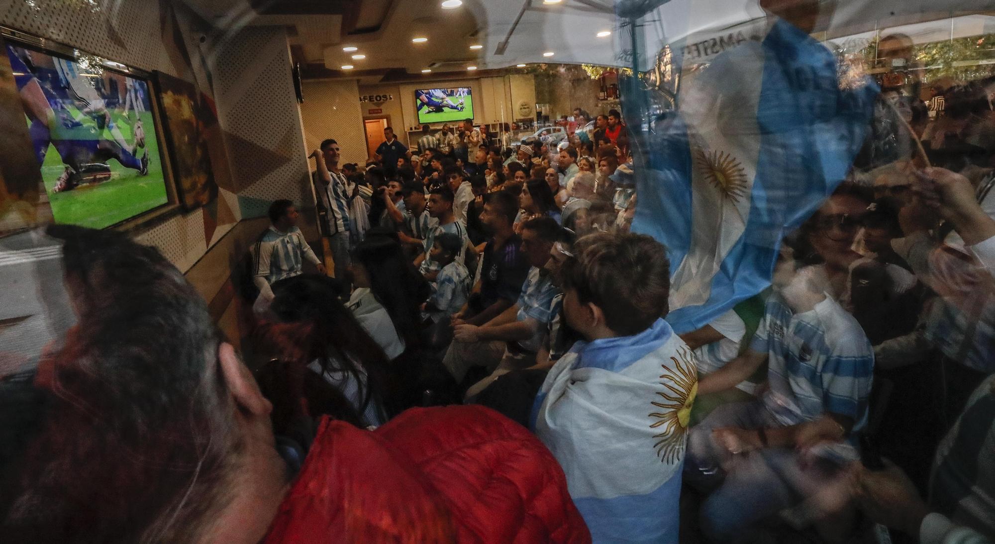 La afición argentina sigue en València el partido de la final del Mundial de Catar contra Francia