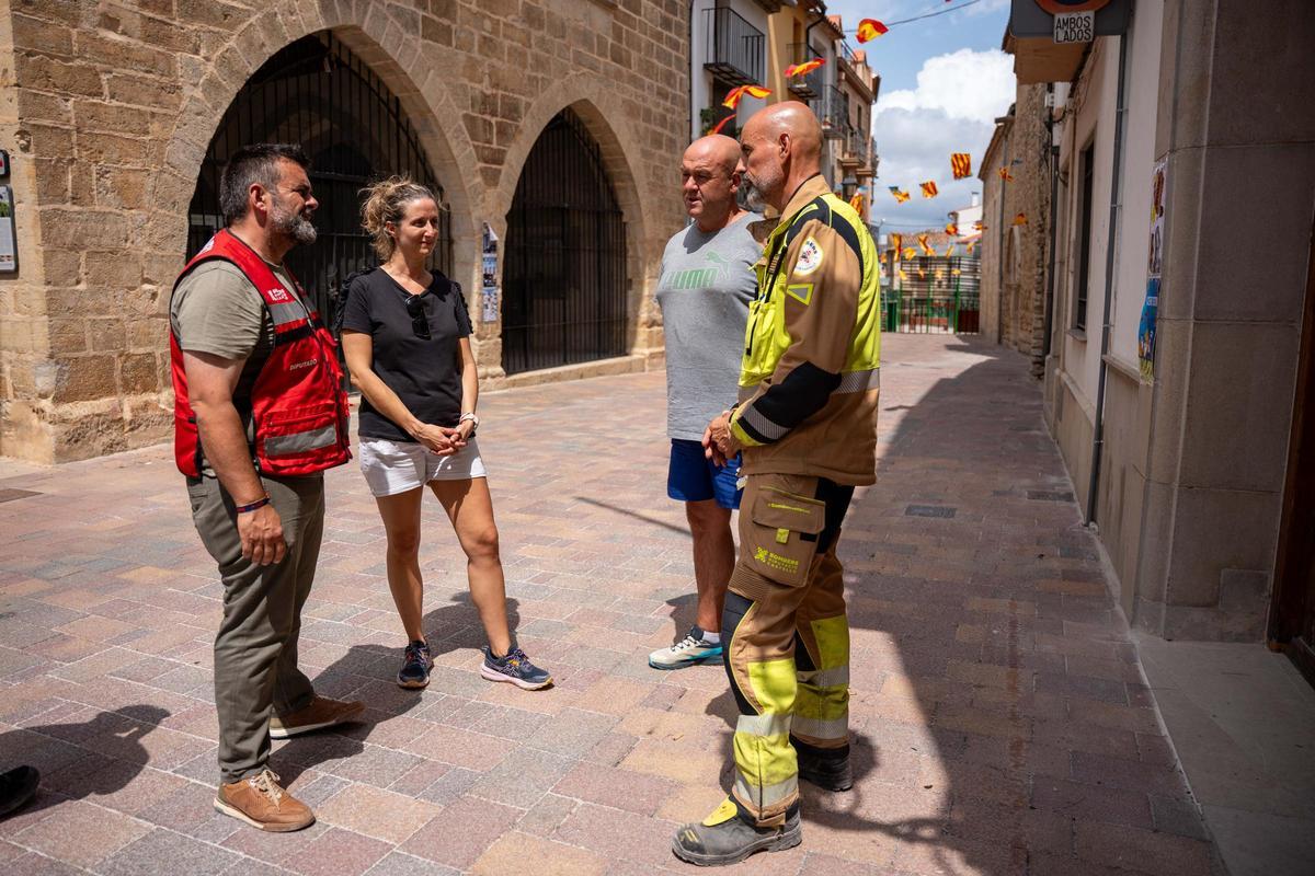 Autoridades, entre ellas el diputado de Bomberos, David Vicente, visitaron Catí.
