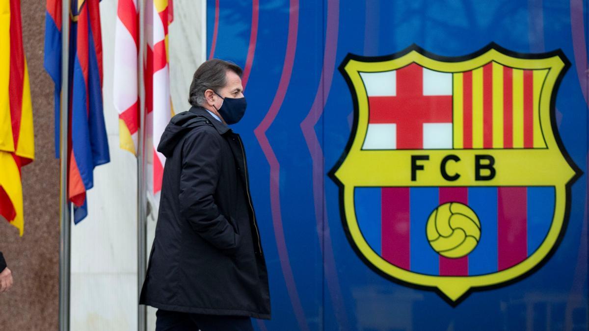 Toni Freixa, a punto de entrar en las oficinas del Barça.
