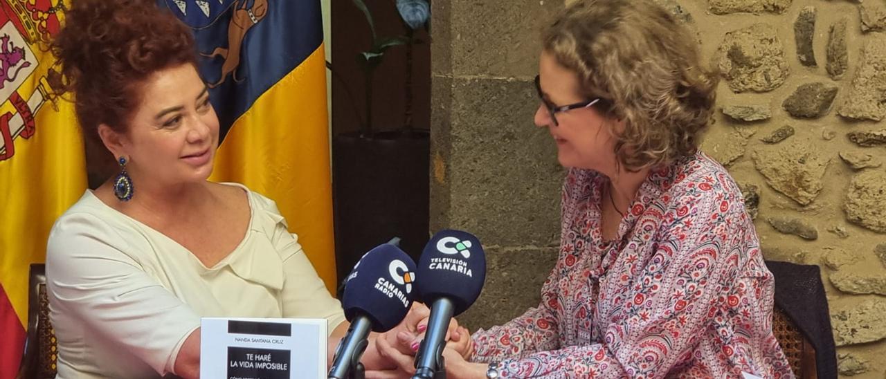 Beatriz Barrera y Nanda Santana, durante la presentación del libro en la sede de la Diputación del Común.