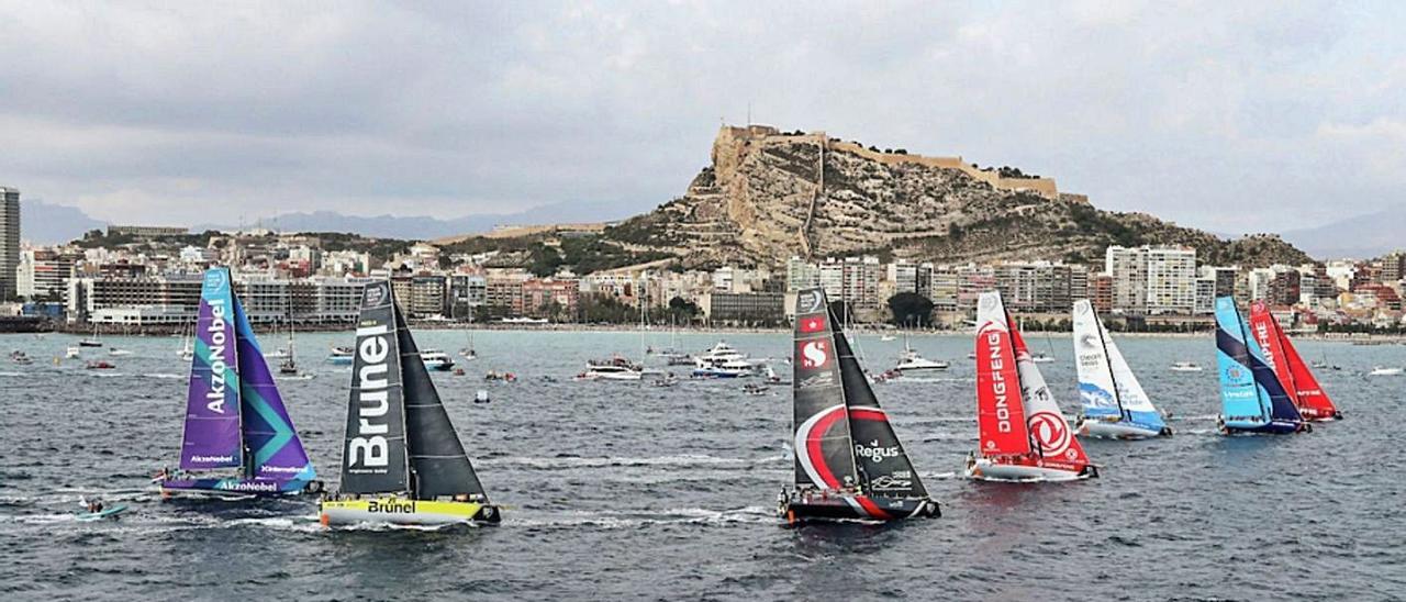 Una regata disputada en aguas de Alicante, con el castillo al fondo.