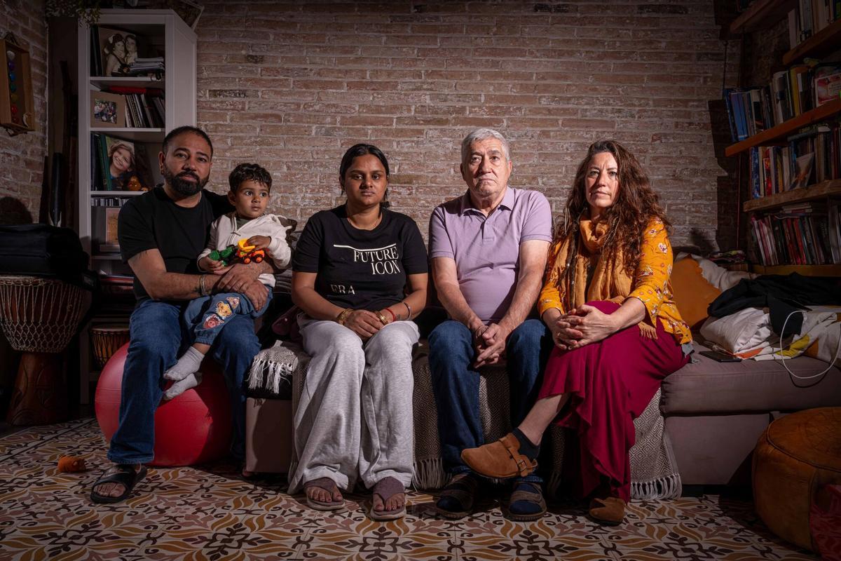 Barcelona, 12/04/2026  Barcelona. Una explosión por una bombona de butano deja ocho heridos y obliga a desalojar un edificio en Barcelona. Entrevistamos a una vecina que ha acogido en su casa a una familia con un bebé cuya vivienda quedó ayer calcinada por el incendio. PERSONAS: Jordi M. (67). – Amigo compañero de piso/abuelo  (camisa rosa). Kuyay S. – (La llaman Vanessa en el vídeo) (52) – Vecina que les ha acogido, falda roja.  Harpreet K. (35) - mujer, pantalón gris Kulwinder S. (38) - marido, tejanos con el niño de dos años en brazos. Udaydeep S (2) - niño de dos años. AUTOR: MANU MITRU