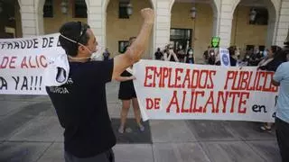 Los sindicatos ganan el pulso: el Ayuntamiento de Alicante "premiará" a sus interinos para que consoliden las plazas