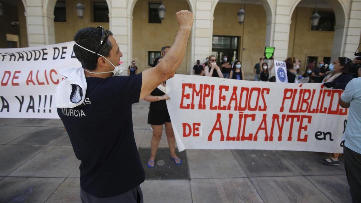Una protesta de interinos a las puertas del Ayuntamiento de Alicante, en imagen de archivo