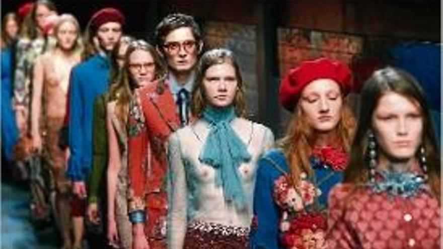 Diverses models vestides per Gucci en la passarel·la de Milà.