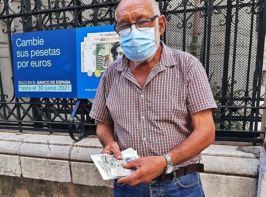 Largas colas en el Banco de España de Palma de ciudadanos que acudieron a cambiar el dinero. 