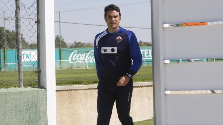 Alberto Toril, abandona el campo anexo al Martínez Valero tras el entrenamiento